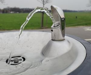 Darmowa woda w Krakowie. Czym są pitniki i gdzie je znaleźć?