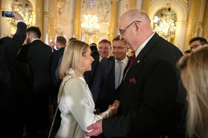 Marta Nawrocka w jasnej kreacji na Zamku Królewskim