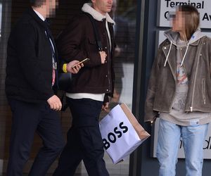 Robert Lewandowski ze szpanerką siatą wysiadł z samolotu