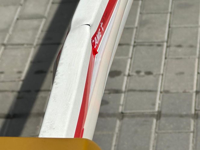 Auto wjechało w budynek sądu w Warszawie. Kierowca z impetem wyłamał szlaban i wjechał na zamknięty teren