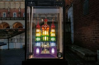 Szopka tęczowa na Rynku Głównym