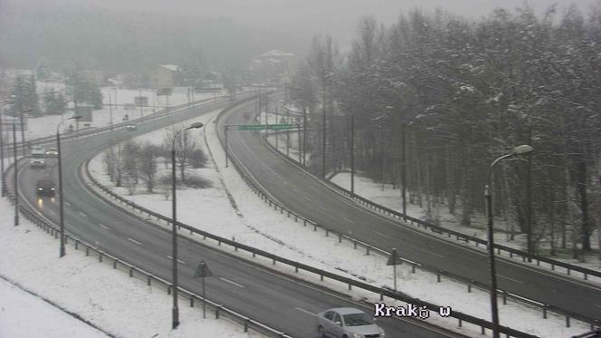 Bardzo trudne warunki na drogach w Małopolsce. Jest ślisko, zalega błoto pośniegowe [ZDJĘCIA]