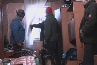 Rolnicy. Podlasie. Uszkodzone okno w domu Gienka i Andrzeja z Plutycz. Walek przybył na pomoc