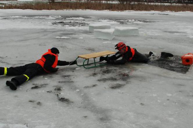 UWAGA! Zabawa na lodzie może być naprawdę niebezpieczna. Co robić, gdy załamie się lód?