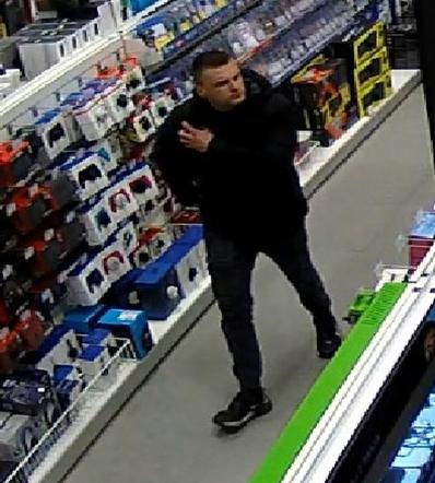 Olsztyn. Złodziej w centrum handlowym przy Tuwima. Szuka go policja! [ZDJĘCIA]