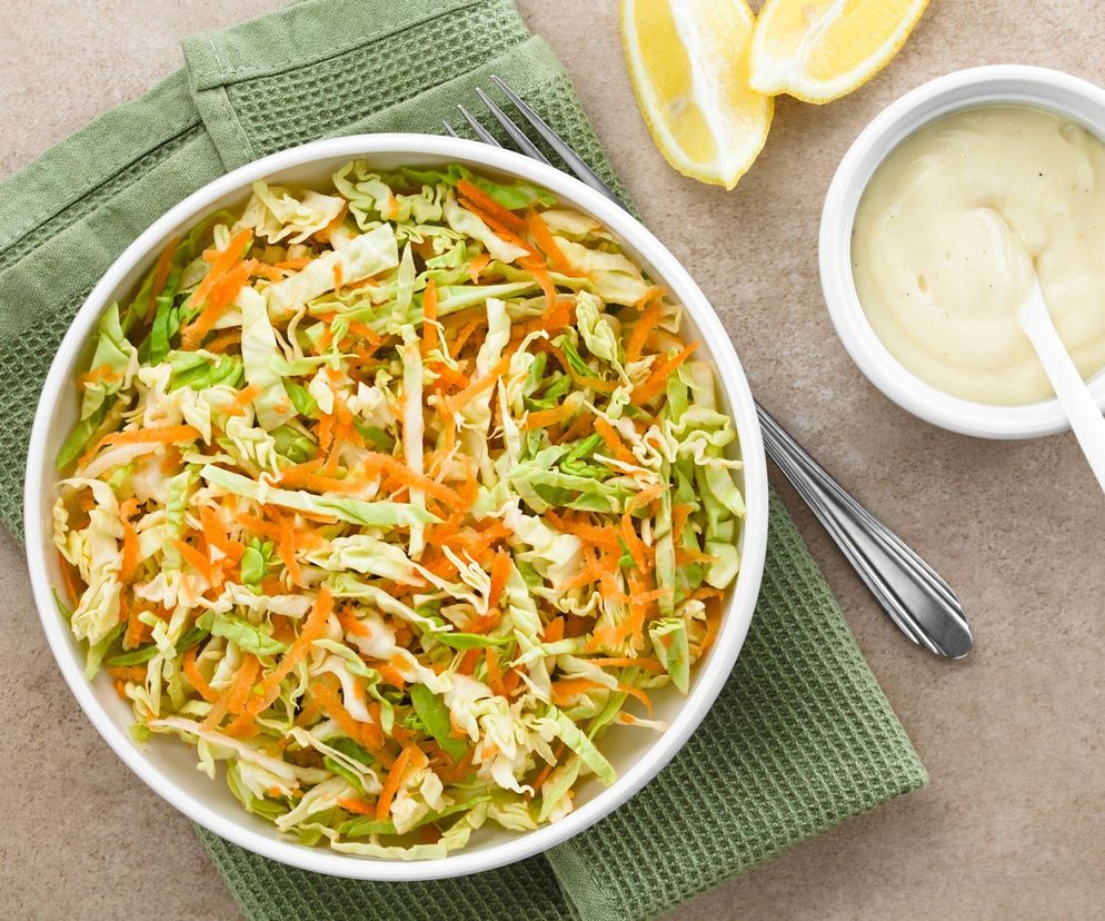 Chrupiąca surówka z młodej kapusty z majonezem – wiosenny klasyk, który zawsze smakuje