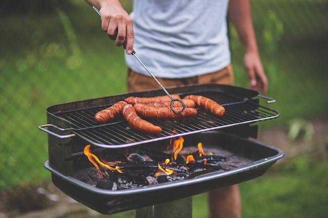 Czy grill w mieście jest dozwolony? Za rozpalenie go w niewłaściwym miejscu będzie mandat!