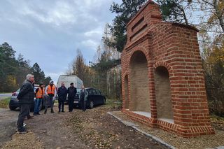 To jedna z najstarszych kapliczek warmińskich. Wyróżnia ją nietypowa architektura