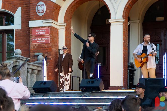 Koncert Dawida Kwiatkowskiego przed ratuszem miejskim w Kętrzynie