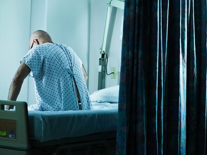 Pacjent siedzący na łóżku szpitalnym 