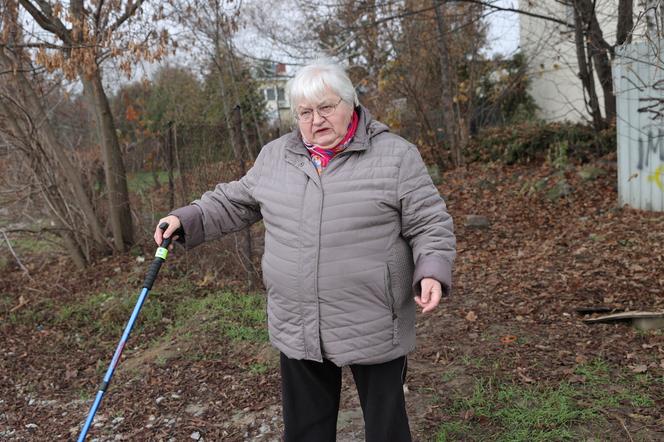 Błoto zamiast czystego chodnika. "Straciłam buta w tym bagnie!"