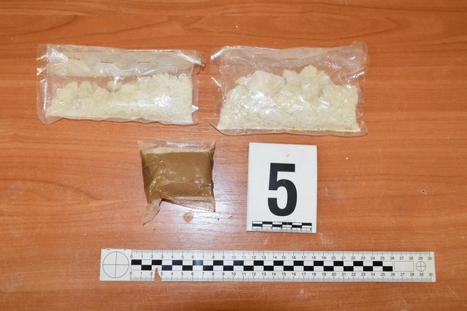 Pościg jak z filmu w Warszawie! W BMW środki odurzające i broń! Zobacz, co grozi zatrzymanej parze! 