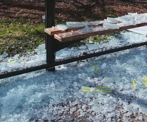 Górzno. Rozpędzony Tir z drobiem zmiótł przystanek autobusowy. Są ranni!