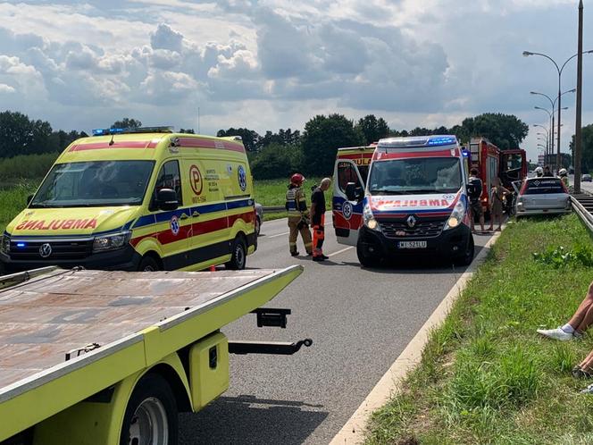 Wypadek na alei Krakowskiej w Raszynie. Dwa auta rozbite, trzy osoby ranne