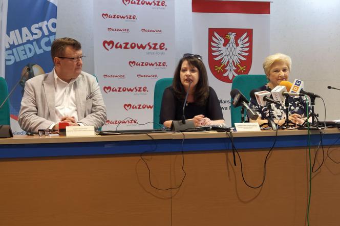 Na zdjęciu, od lewej: Robert Szczepanik, wiceprezydent Siedlec oraz Janina Ewa Orzełowska i Elżbieta Lanc z zarządu województwa mazowieckiego