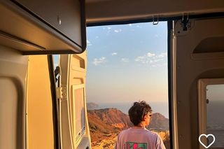 Nikodem Rozbicki chwali się podróżą vanem. Nie jest jednak sam, towarzyszy mu tajemnicza blondynka 