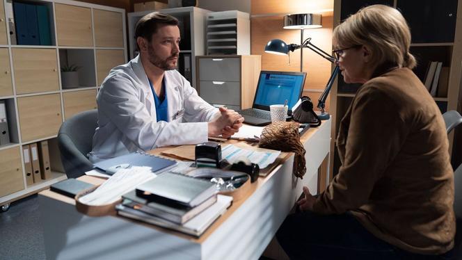 Na dobre i na złe odc. 740. Jakub Grabski (Maciej Zacharzewski), Wasiakowa (Ewa Serwa)