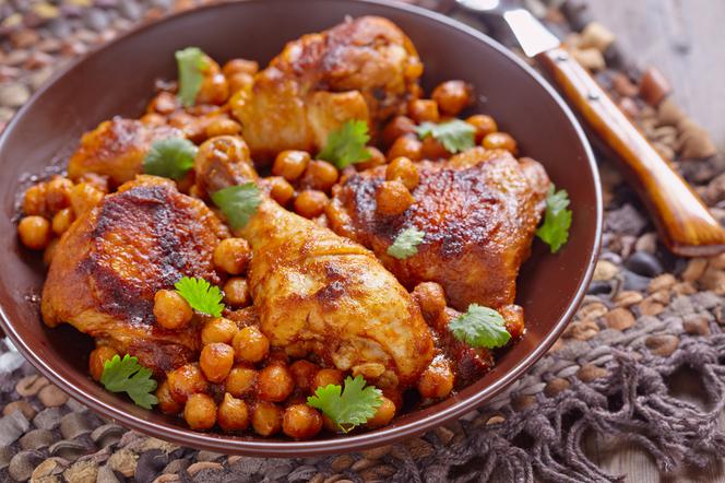 Marokański gulasz z kurczaka i ciecierzycy: solidna porcja energii dla każdego