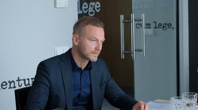 M jak miłość, odcinek 1686: Andrzej zacznie pić nawet w kancelarii! Przyjaciele nie powstrzymają Budzyńskiego. To się źle skończy?