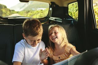 Nuda w samochodzie? Te 7 zabaw uratuje każdą podróż z dzieckiem!