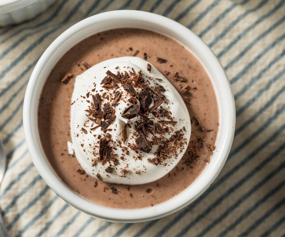 Deser bez wyrzutów sumienia. Kakaowy pudding, który zaskoczy zawartością