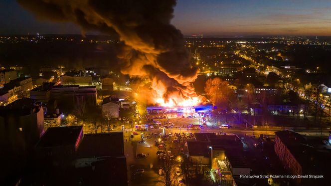 Pożar pawilonu handlowego w Rudzie Śląskiej