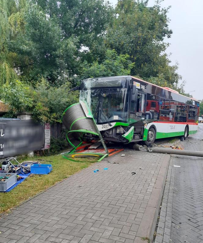 Autobus staranował przystanek. Dramatyczna relacja. „Kilka osób pod autobusem”