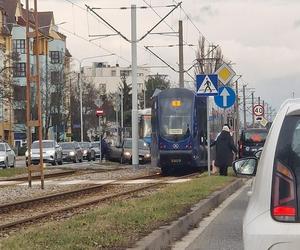 Tramwaj zderzył się z osobówką. Jedna osoba ranna