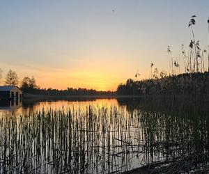 Zmodernizowana plaża na Mazurach przyciąga wielu turystów. Z jakich atrakcji można korzystać? Zobacz zdjęcia!