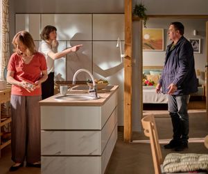 Na Wspólnej odc. 4077. Brygida (Maja Wolska), Michał (Robert Kudelski), Iga (Lidia Sadowa)