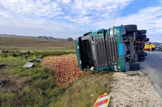 Przewrócona ciężarówka zablokowała rondo. 30 ton jabłek na drodze