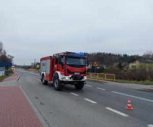 Poranny wypadek na drodze nr 42 w Kuczowie. Zderzyły się dwa auta osobowe i bus