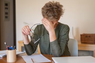 Cichy winowajca problemów z pamięcią w czasie menopauzy. Sprawdź, czy też masz ten niedobór