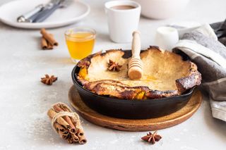 Śniadanie w holenderskim stylu. Dutch baby z jabłkami i miodem