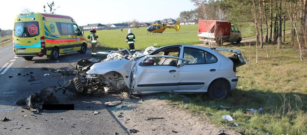 Przerażający wypadek w Gorzeniu. W wyniku zderzenia osobówki z busem do szpitala trafiło 6 osób