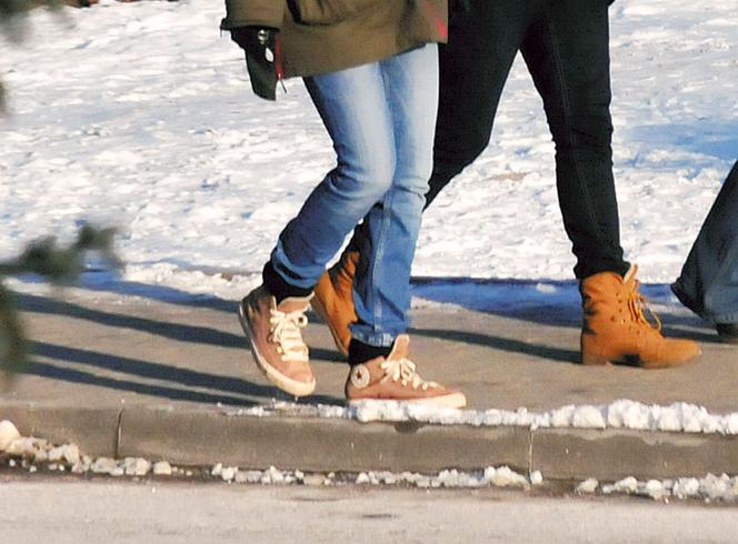 Anna Przybylska w trampkach na mrozie