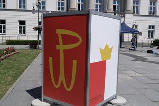 Połączone symbole na wystawie podzieliły radomian i polityków 