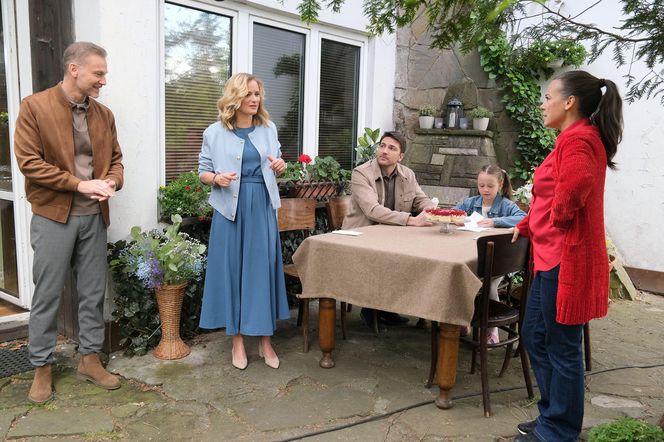 M jak miłość odc. 1881. Magda (Anna Mucha), Andrzej Budzyński (Krystian Wieczorek), Julia (Marta Chodorowska), Nadia (Mira Fareniuk), Dima (Michaił Pszeniczny)