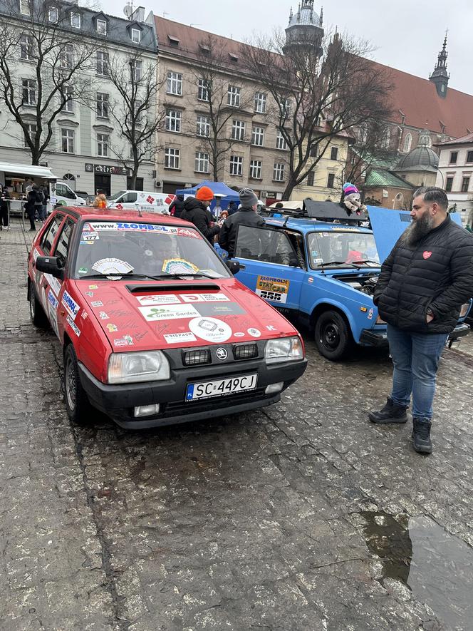 WOŚP 2024 w Krakowie. Zlot samochodów Złombol na Placu Wolnica przyciągnął tłumy fanów aut rodem z PRL-u