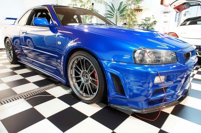 Nissan Skyline GT-R / auto Paula Walkera z serii "Szybcy i wściekli"