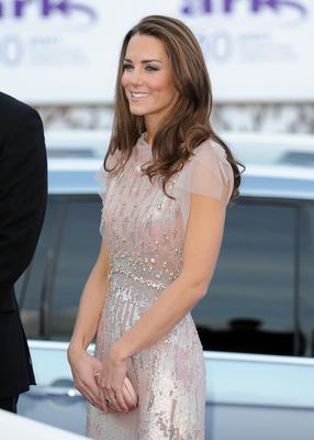 Księżna Catherine (Kate Middleton) w sukience projektu Jenny Packham i butach marki L.K. Bennett