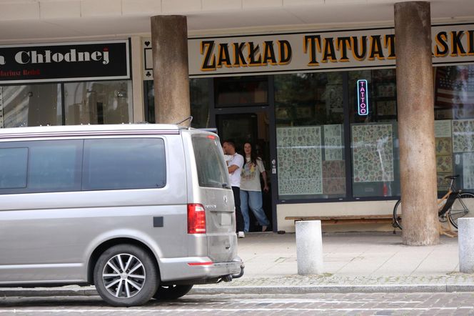 Marcin Hakiel z Dominiką  Serocką w studiu tatuaży