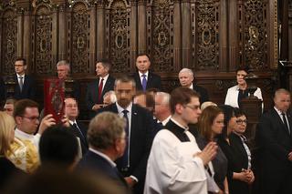 PiS modli się za Lecha Kaczyńskiego na Wawelu. Prezesa wspierają Szydło i Macierewicz [ZDJĘCIA]