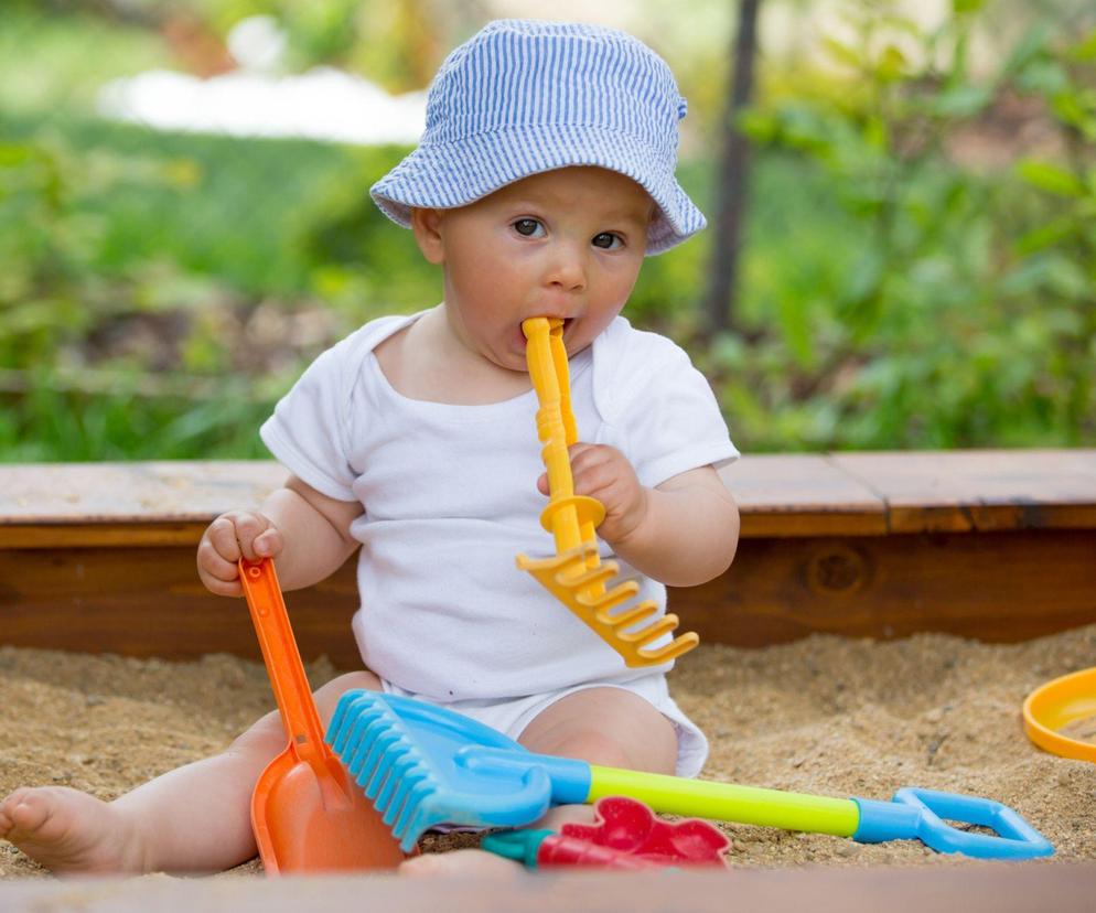 Karmisz dziecko podczas zabawy w piaskownicy? Lepiej tego nie rób 