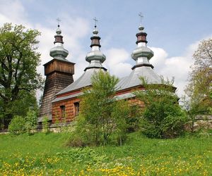 To dawna wieś biskupstwa krakowskiego. Łemkowską cerkiew przekształcono w niej na kościół 