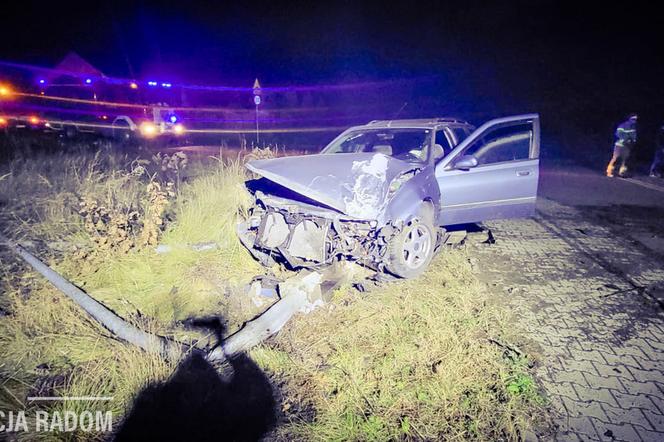 Pijany gnał peugeotem, by uciec policji. Uderzył w dwie latarnie i skasował auto