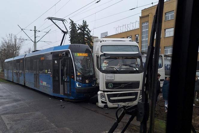 Poważny wypadek we Wrocławiu. Ciężarówka zderzyła się z tramwajem na ul. Tarnogajskiej 