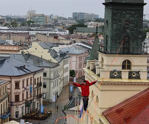   Urban Highline Festival 2023 w Lublinie. Slacklinerzy robią cuda na linach!