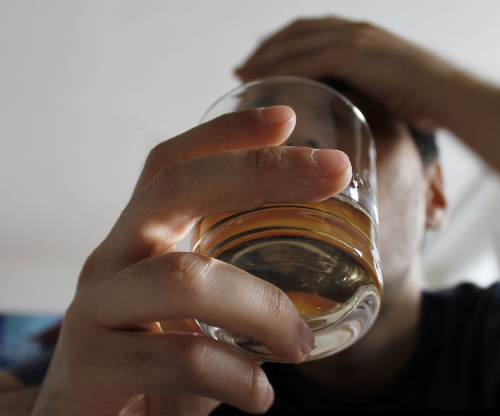 Zbliżenie na mężczyznę, który spożywa alkohol 