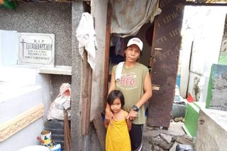 Bydgoszczanin pomaga dzieciom z Filipin. Jedne mieszkają w domach na palach na oceanie, inne na cmentarzu